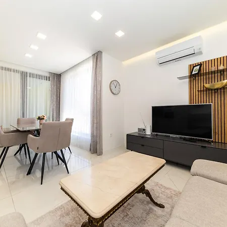 Porto Sole By Belmont Realty 아파트