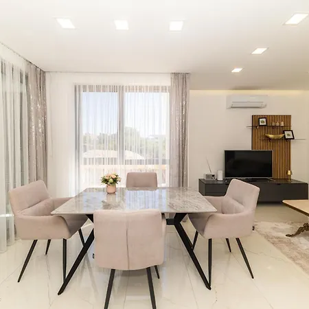 Porto Sole By Belmont Realty 아파트 *