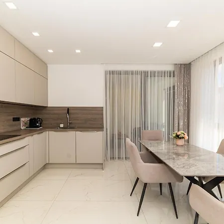Porto Sole By Belmont Realty 아파트