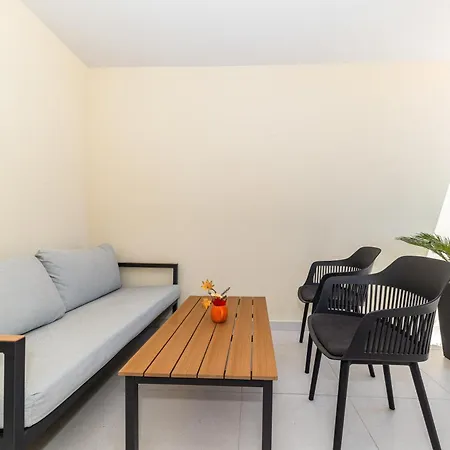 Porto Sole By Belmont Realty 아파트
